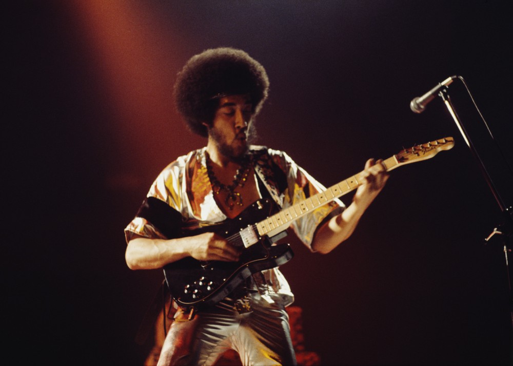 Leo Nocentelli performs live on stage with American funk group the Meters in London in 1976.